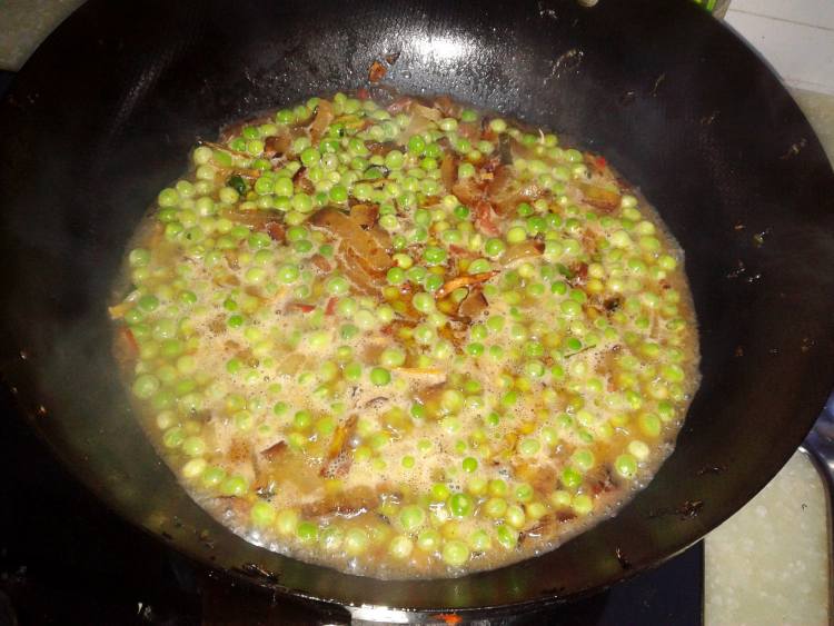 腊肉炒豌豆步骤4