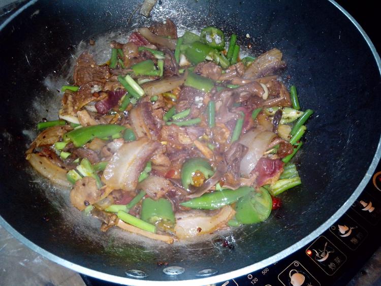青椒杂菇炒腊肉步骤7