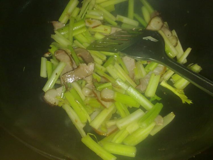 腊肉芹菜步骤7