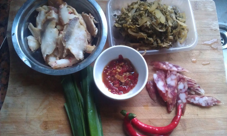 酸菜炒腊味步骤1