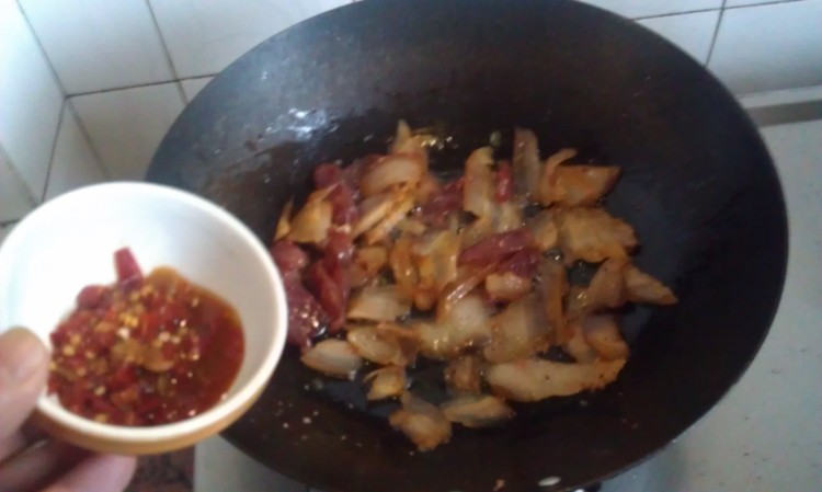 酸菜炒腊味步骤4