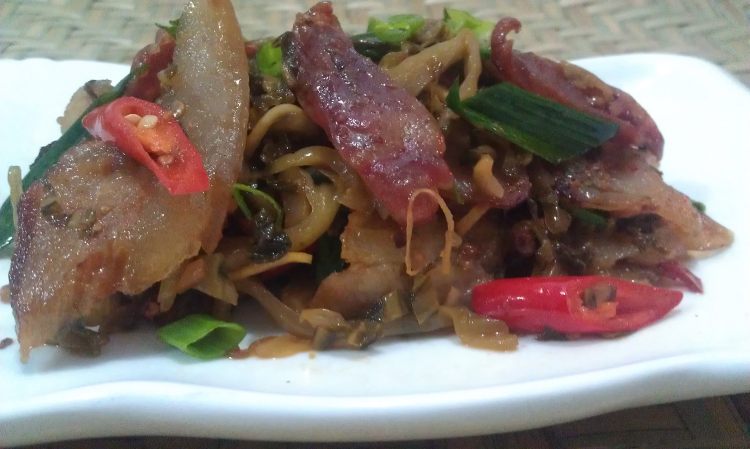 酸菜炒腊味步骤9