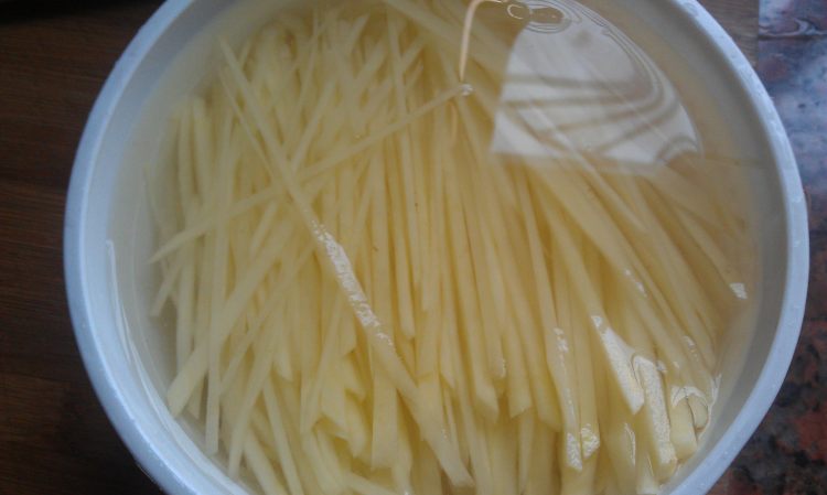 腊肉条炒土豆丝步骤4