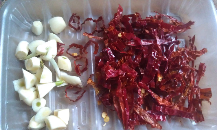 腊肉条炒土豆丝步骤5