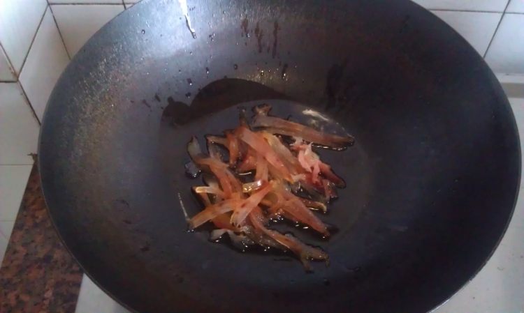 腊肉条炒土豆丝步骤6