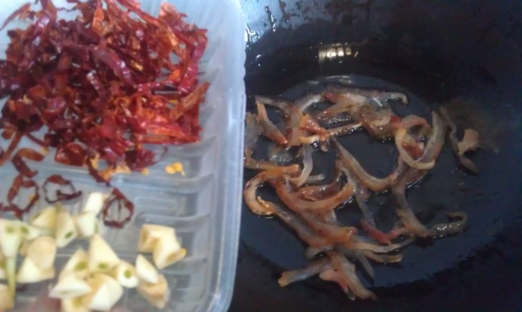 腊肉条炒土豆丝步骤7
