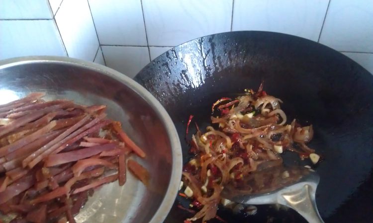 腊肉条炒土豆丝步骤8