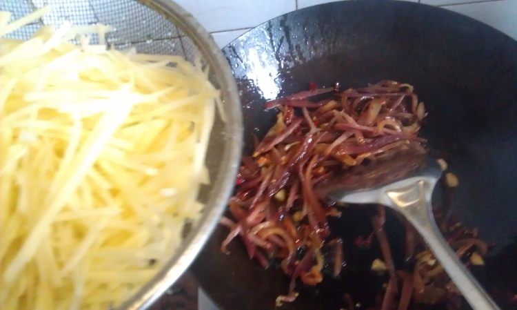 腊肉条炒土豆丝步骤9