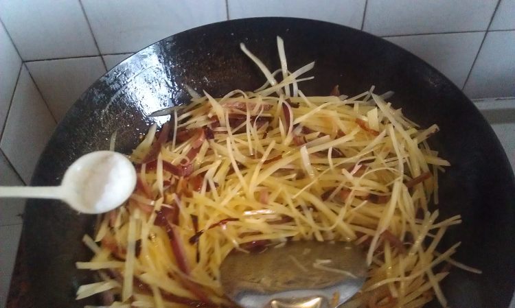 腊肉条炒土豆丝步骤10