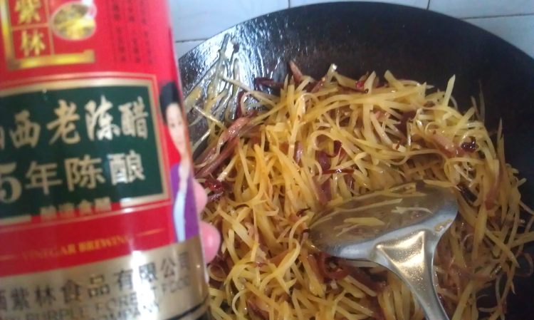 腊肉条炒土豆丝步骤12