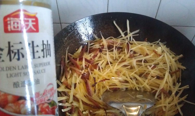 腊肉条炒土豆丝步骤11