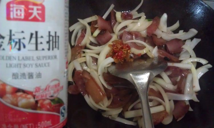 洋葱豆豉炒腊味步骤10