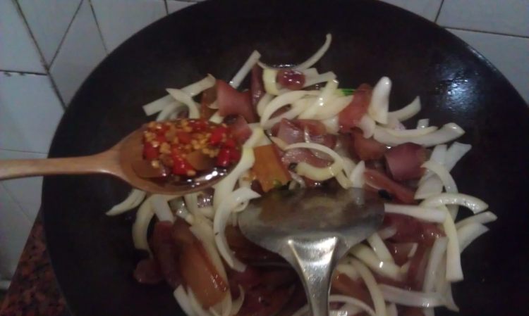 洋葱豆豉炒腊味步骤9