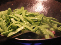 胡兰豆炒腊肠步骤6