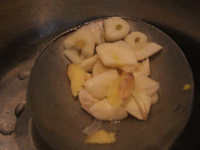 胡兰豆炒腊肠步骤3
