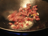 胡兰豆炒腊肠步骤5