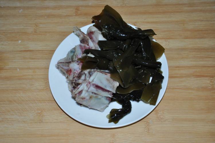 腊肉骨头炖海带步骤2