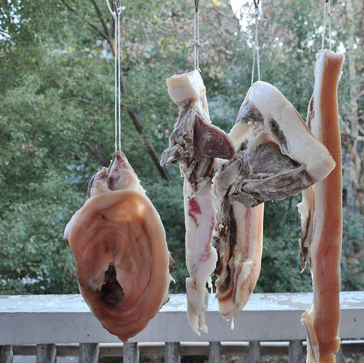腊肉骨头炖海带步骤1