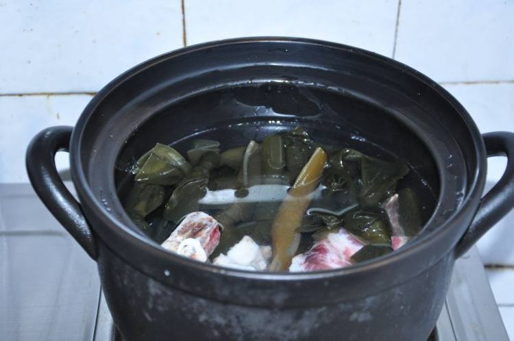 腊肉骨头炖海带步骤4