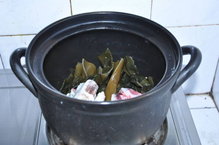 腊肉骨头炖海带步骤3