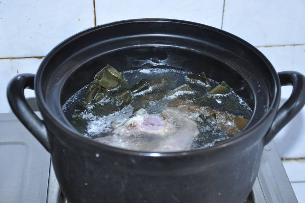 腊肉骨头炖海带步骤5