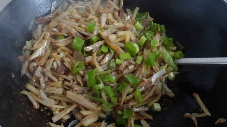 腊肉莲藕土豆丝步骤9