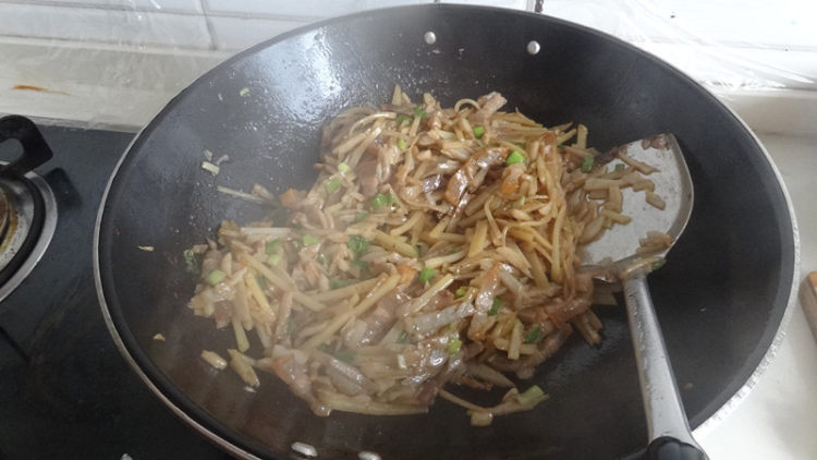 腊肉莲藕土豆丝步骤11