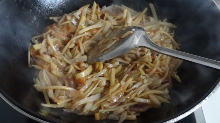 腊肉莲藕土豆丝步骤8