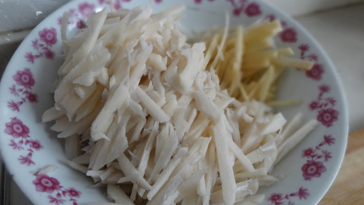 腊肉莲藕土豆丝步骤1