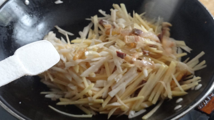 腊肉莲藕土豆丝步骤6