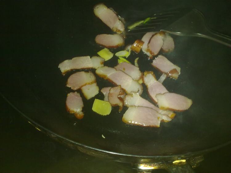 腊肉炒圆白菜步骤5