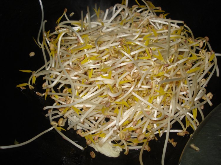 豆芽腊肉炒年糕步骤6