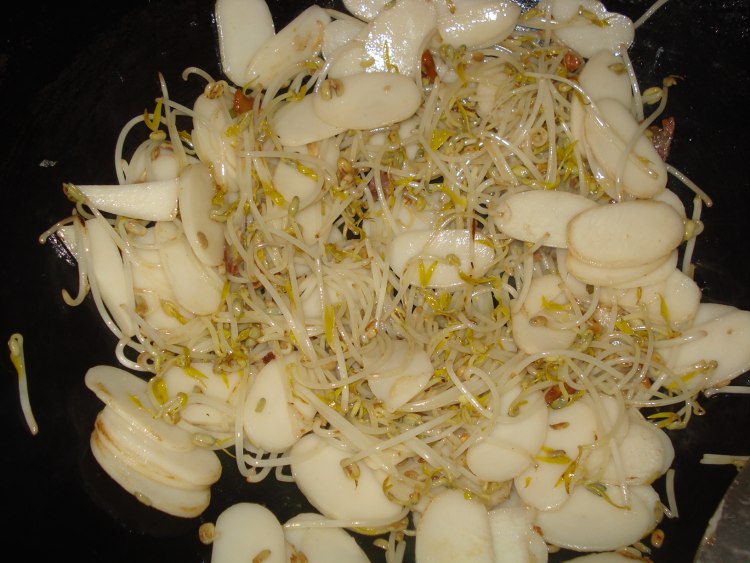 豆芽腊肉炒年糕步骤8