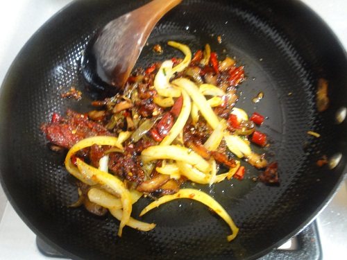腊肉烩酸菜步骤7