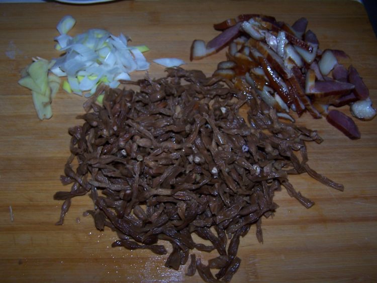 腊肉炒干豇豆步骤3