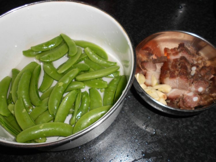 甜豆炒腊肉步骤1