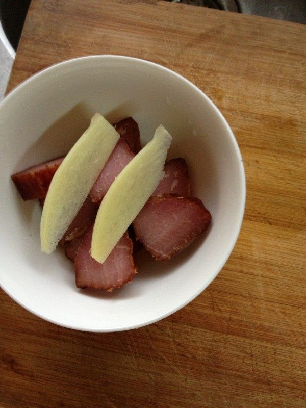 酸菜腊肉炒饭步骤1