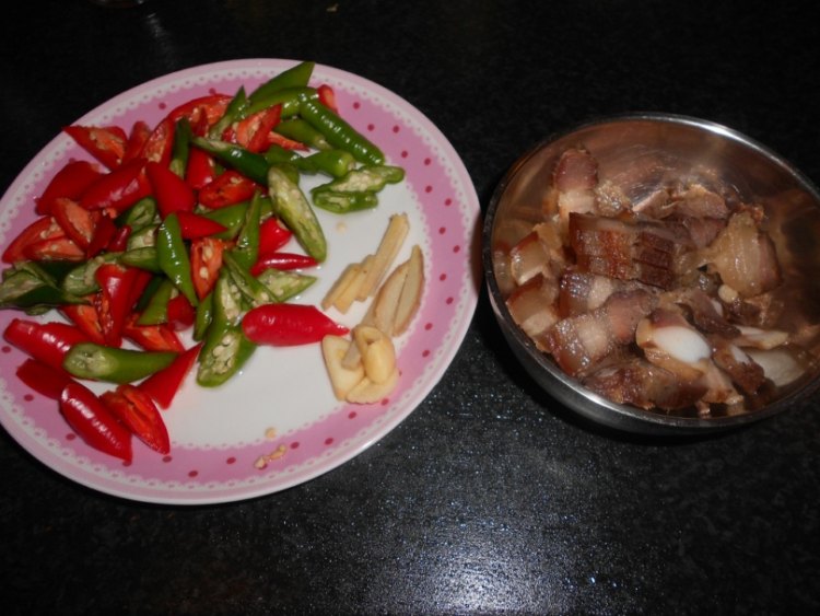 腊肉炒双辣椒步骤2