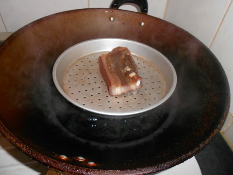腊肉炒双辣椒步骤1