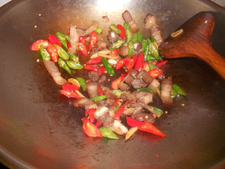 腊肉炒双辣椒步骤6