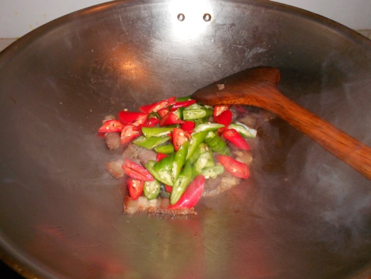 腊肉炒双辣椒步骤5
