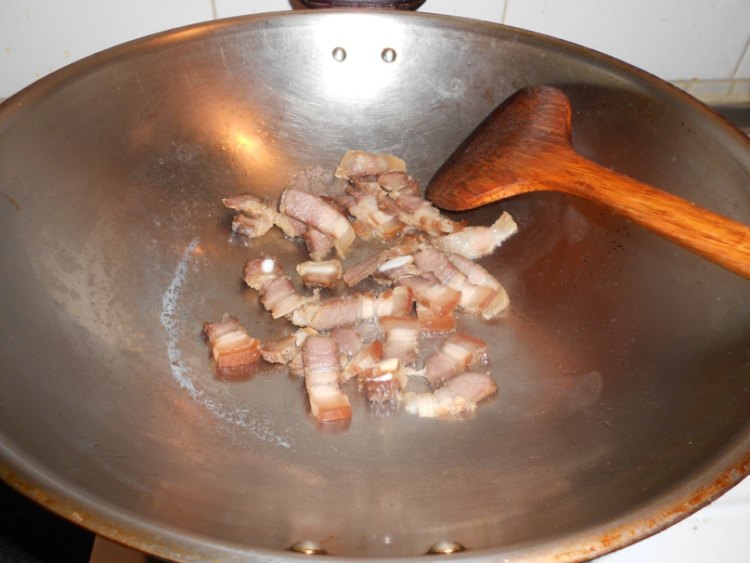 腊肉炒双辣椒步骤3