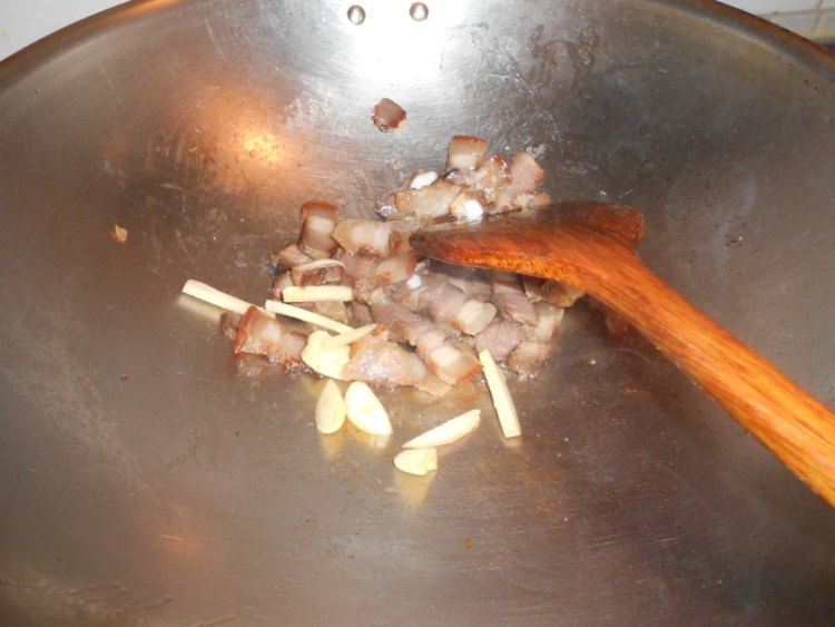 腊肉炒双辣椒步骤4