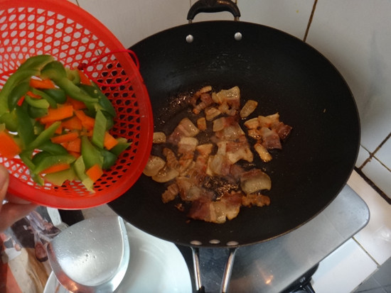 腊肉炒青椒红箩卜步骤5