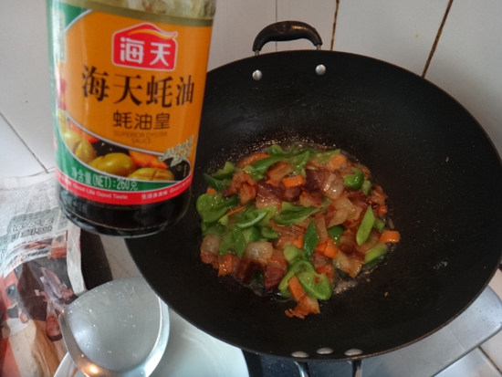 腊肉炒青椒红箩卜步骤8