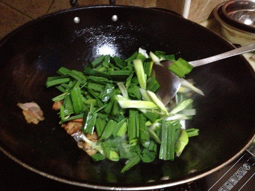 腊肉炒大蒜步骤5