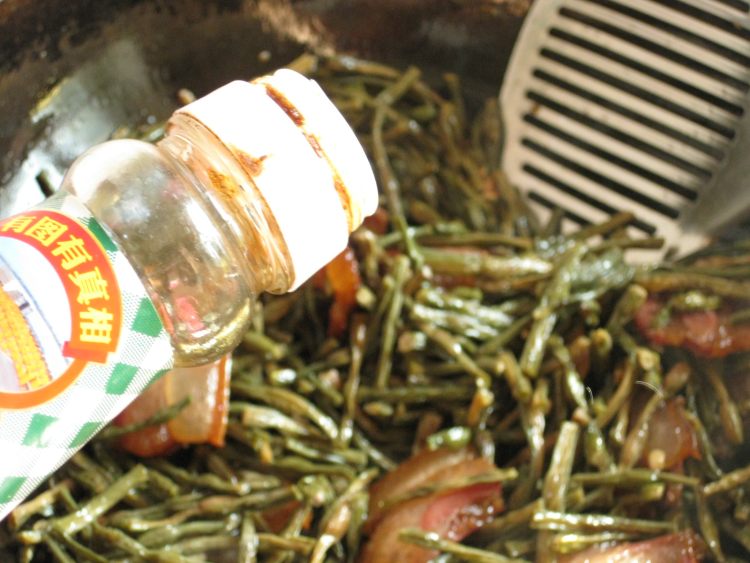 腊肉焖干豇豆步骤9