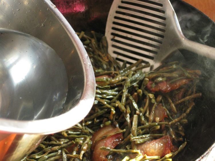 腊肉焖干豇豆步骤10