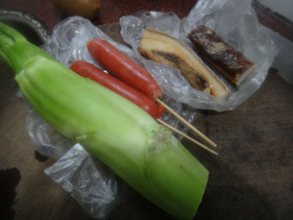 腊肉炒芥兰配热狗肠步骤1