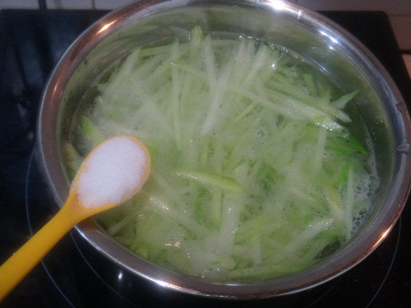腊肉炒芥兰配热狗肠步骤3